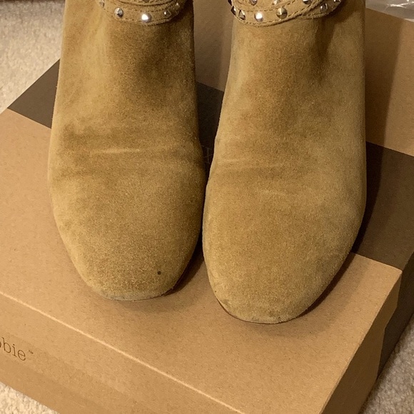 Booties suede camel color studded ankle high sz 7.5 - Picture 6 of 8